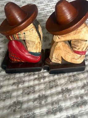 Hand-Carved Mexican Folk Art Sombrero Figurine Bookends - Red and Brown